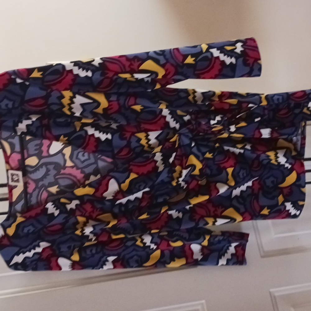 Bright primary color top. Long sleeves. Faux waist  Size tag twisted. Good cond.